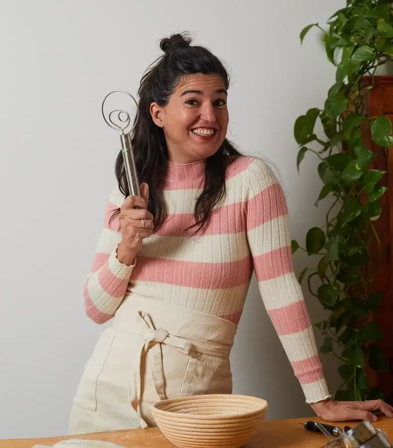 Lucía Gómez, fundadora de Cocinando el Cambio y creadora del curso Dulces Saludables, en su cocina preparando recetas sin azúcar.
